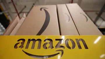 Logotipo de Amazon junto a varios paquetes Logotipo de Amazon junto a varios paquetes