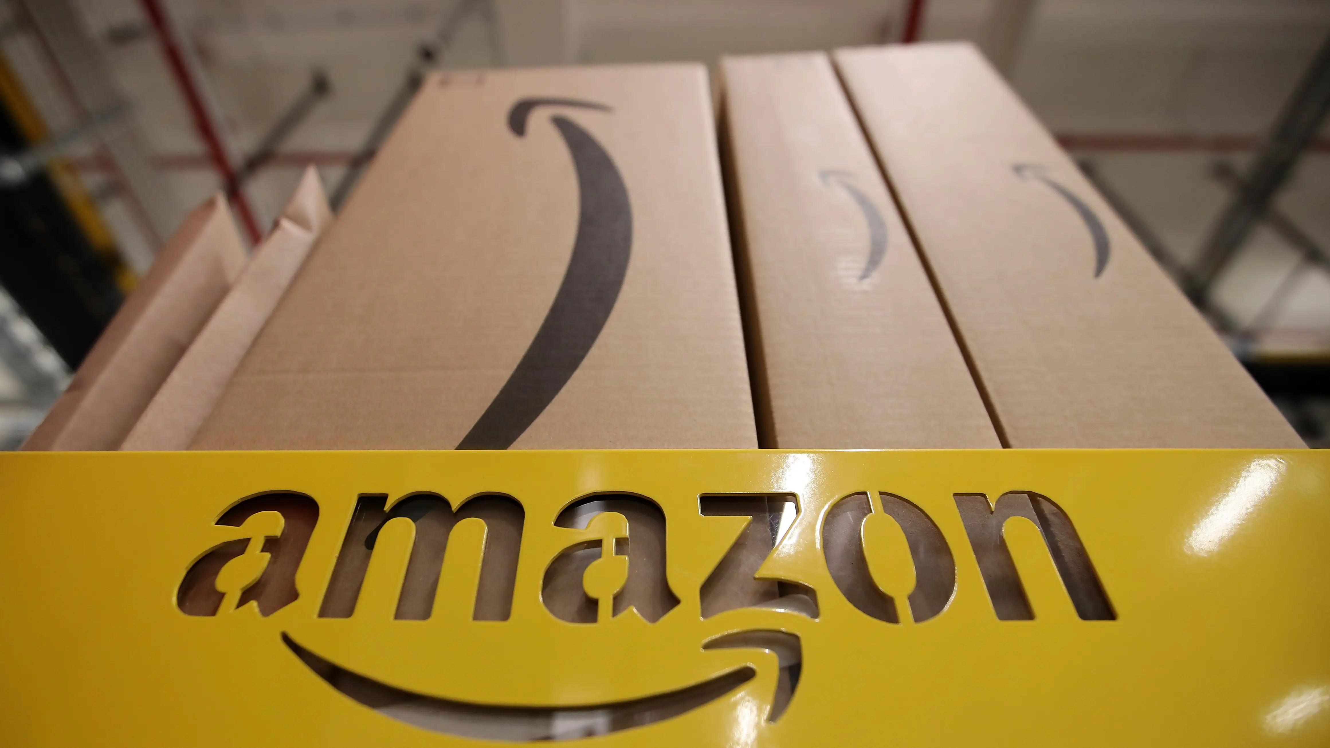 Logotipo de Amazon con paquetes Logotipo de Amazon con paquetes