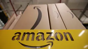Logotipo de Amazon con paquetes