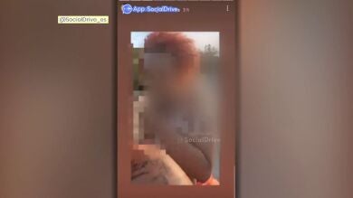 Se graba llevando a una mujer y su bebé en moto sin casco: 
