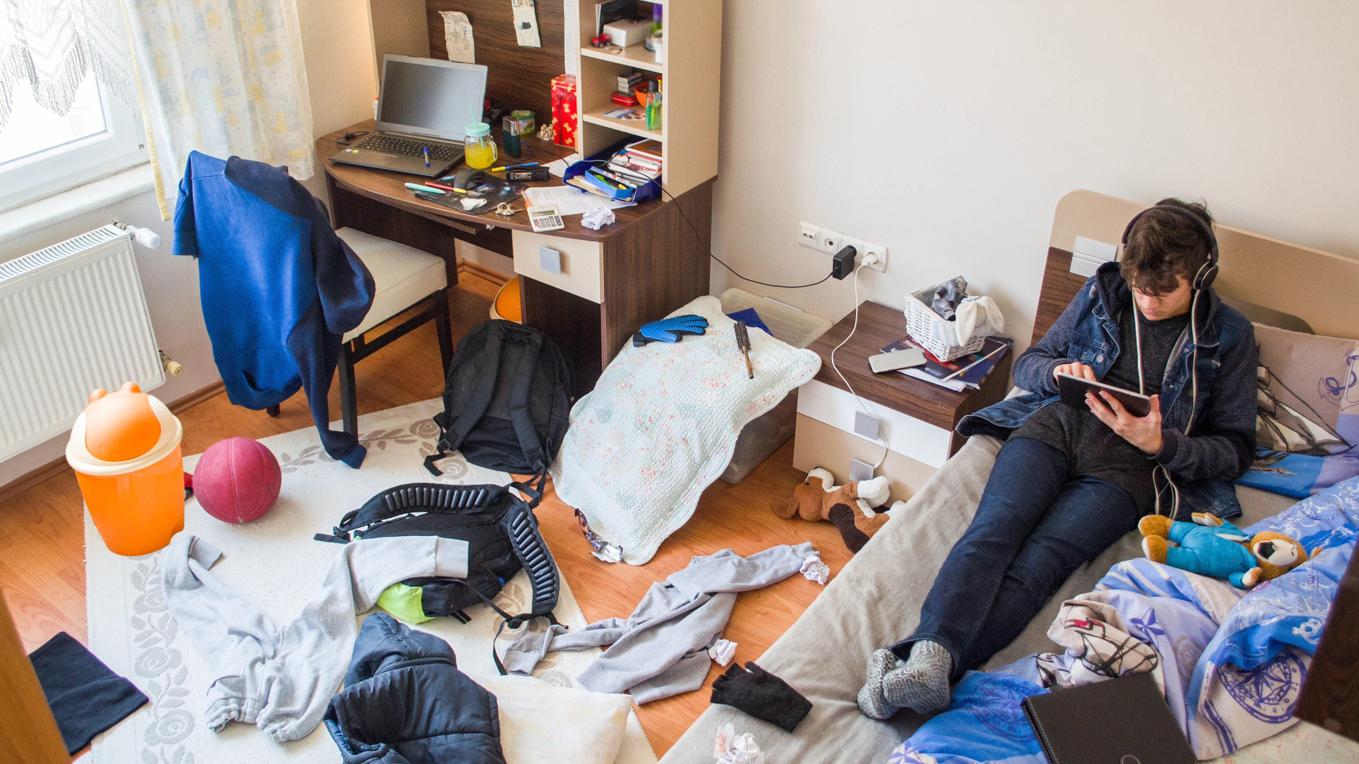 Un adolescente en su desordenada habitaci&oacute;n.