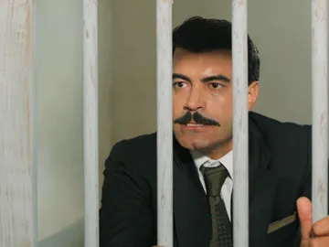Demir entra a gritos en la comisaria… ¡Dispuesto a matar a Fikret! Demir entra a gritos en la comisaria… ¡Dispuesto a matar a Fikret!