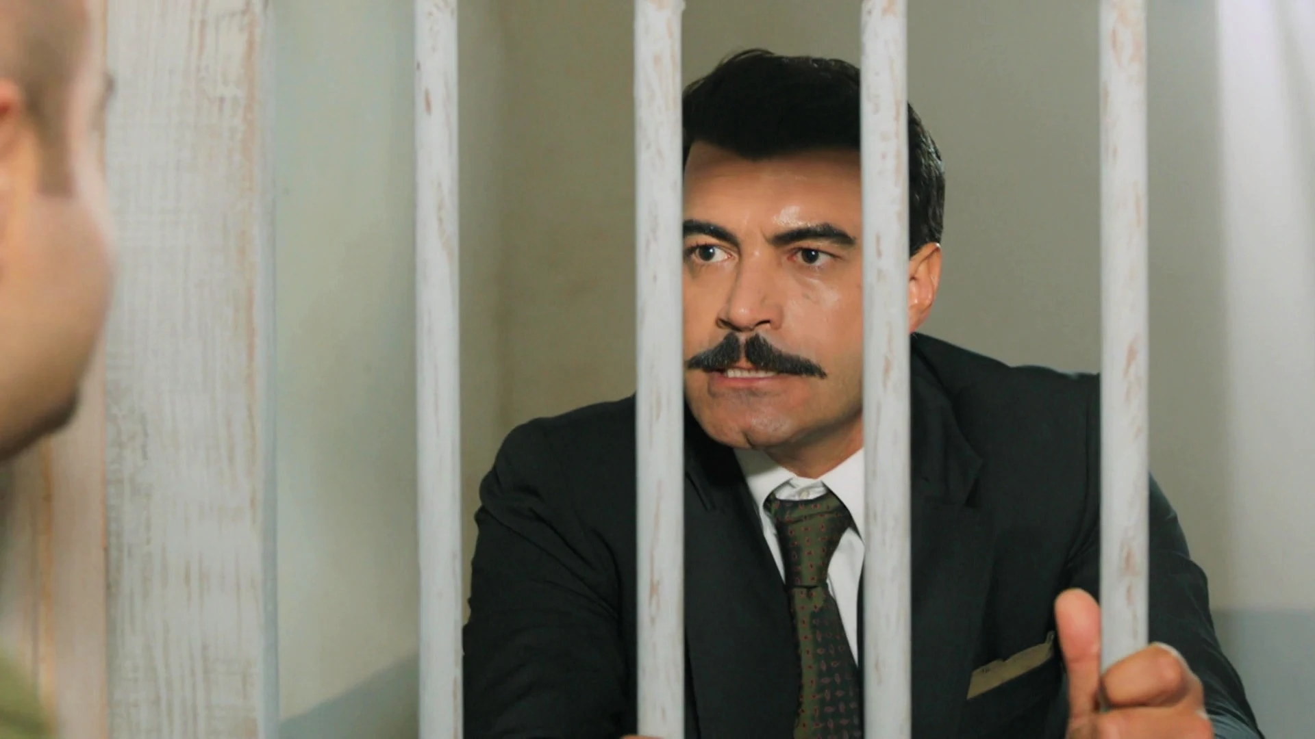Demir entra a gritos en la comisaria… ¡Dispuesto a matar a Fikret! Demir entra a gritos en la comisaria… ¡Dispuesto a matar a Fikret!