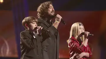 La emocionante actuación de Antonio Orozco, Fran y Pol cantando ‘Giran y van’ en la Final de ‘La Voz Kids’  