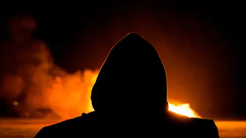 Un pirómano causa un incendio. Un pirómano causa un incendio.