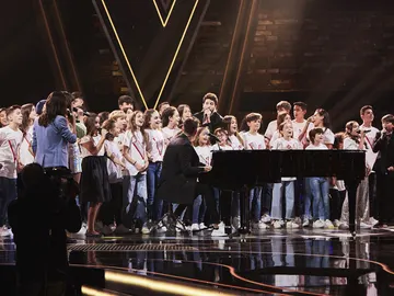 Lágrimas y pelos de punta: los 60 talents de ‘La Voz Kids’ impresionan al ritmo de ‘Adiós’ con Pablo López y Sebastián Yatra Lágrimas y pelos de punta: los 60 talents de ‘La Voz Kids’ impresionan al ritmo de ‘Adiós’ con Pablo López y Sebastián Yatra