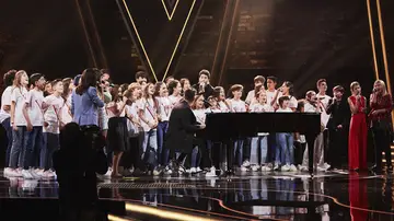 Lágrimas y pelos de punta: los 60 talents de ‘La Voz Kids’ impresionan al ritmo de ‘Adiós’ con Pablo López y Sebastián Yatra  