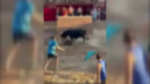 Un toro embiste en repetidas ocasiones a un hombre Un toro embiste en repetidas ocasiones a un hombre