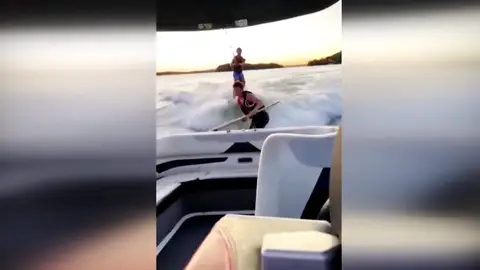 El vídeo más viral de la semana: la insensatez de un joven al dejar solo el barco para ponerse a surfear El vídeo más viral de la semana: la insensatez de un joven al dejar solo el barco para ponerse a surfear