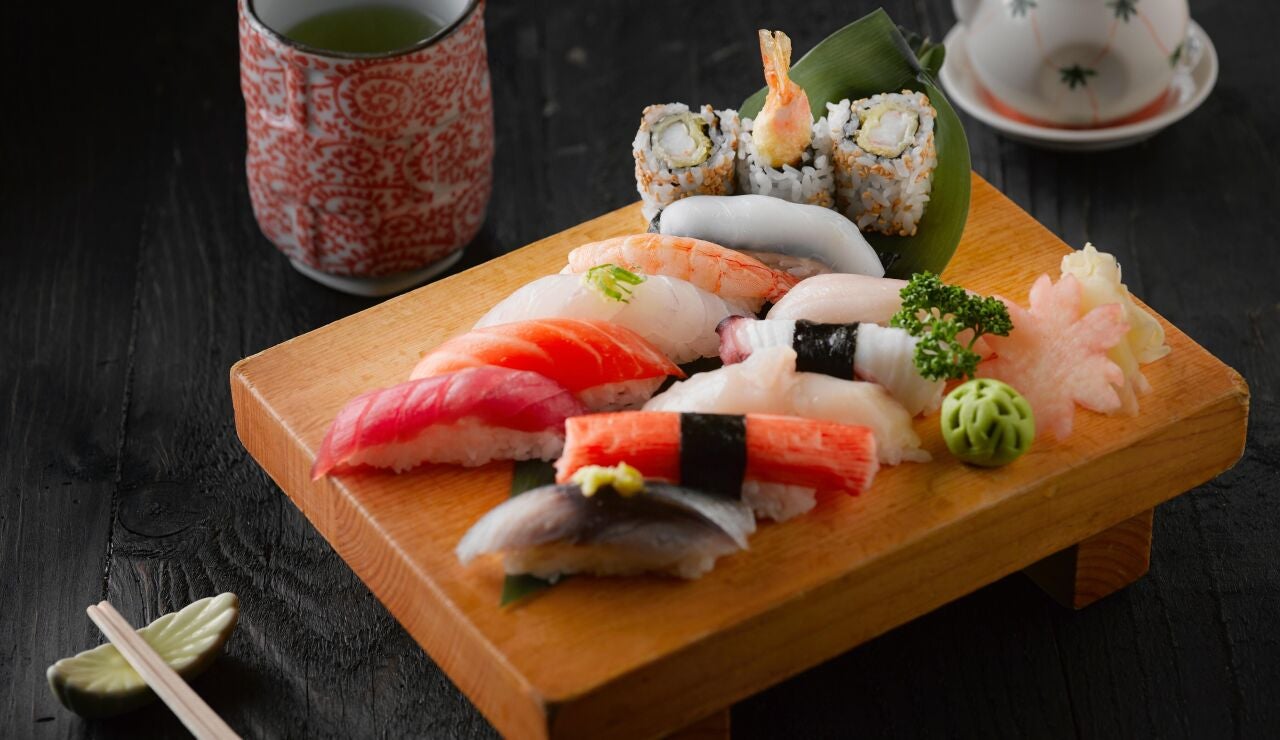 Piezas de sushi variadas