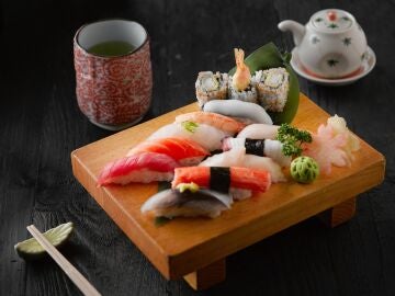 Piezas de sushi variadas