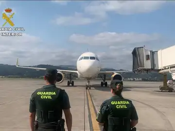 La Guardia Civil custodiando el avión La Guardia Civil custodiando el avión