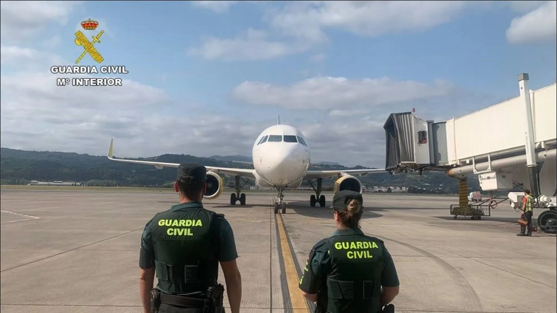La Guardia Civil custodiando el avión 