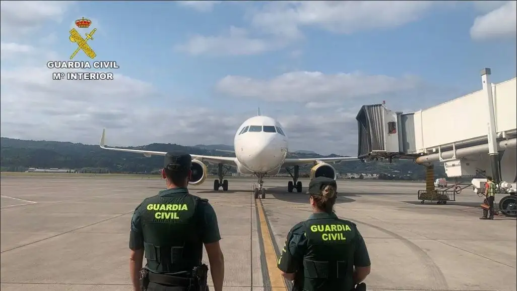 La Guardia Civil custodiando el avión La Guardia Civil custodiando el avión