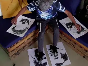 Amed Magmud, el peculiar artista capaz de crear 4 retratos al mismo tiempo con pies y manos Amed Magmud, el peculiar artista capaz de crear 4 retratos al mismo tiempo con pies y manos