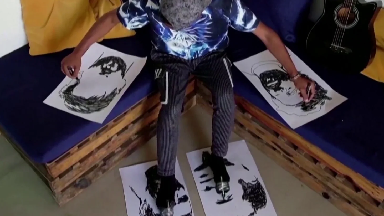 Amed Magmud, el peculiar artista capaz de crear 4 retratos al mismo tiempo con pies y manos Amed Magmud, el peculiar artista capaz de crear 4 retratos al mismo tiempo con pies y manos