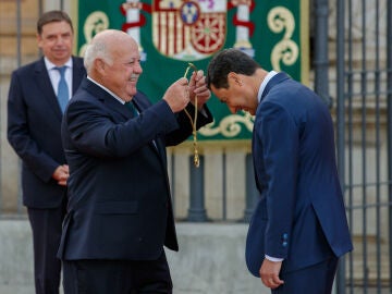 El presidente de la Junta de Andalucía, Juanma Moreno, y el nuevo presidente del Parlamento andaluz, Jesús Aguirre.
