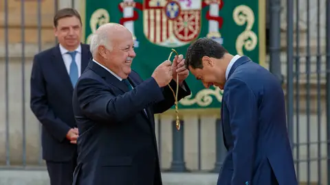 El presidente de la Junta de Andalucía, Juanma Moreno, y el nuevo presidente del Parlamento andaluz, Jesús Aguirre. El presidente de la Junta de Andalucía, Juanma Moreno, y el nuevo presidente del Parlamento andaluz, Jesús Aguirre.