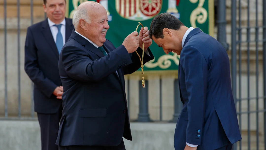 El presidente de la Junta de Andaluc&iacute;a, Juanma Moreno, y el nuevo presidente del Parlamento andaluz, Jes&uacute;s Aguirre.