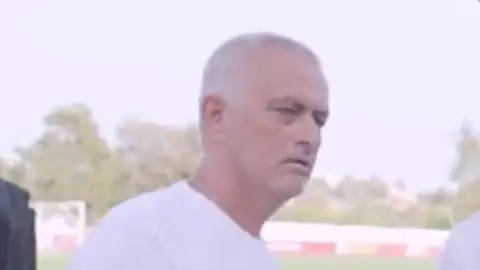 Deportes Antena 3 (23-07-22) Le piden una foto a Mourinho y lo que hacen a continuación deja perplejo al portugués Deportes Antena 3 (23-07-22) Le piden una foto a Mourinho y lo que hacen a continuación deja perplejo al portugués