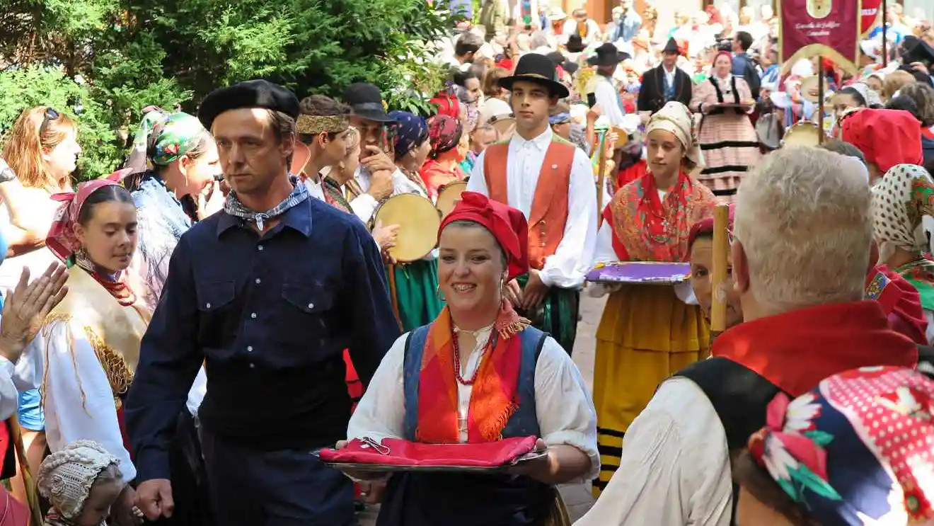 DÍA DE CANTABRIA ¿Por qué se celebra el 8 de agosto? Desfile durante el Día de la Montaña
