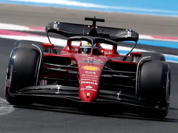 Pole de Leclerc en el GP de Francia con 'ayuda' de Sainz, Alonso saldrá 7º Pole de Leclerc en el GP de Francia con 'ayuda' de Sainz, Alonso saldrá 7º