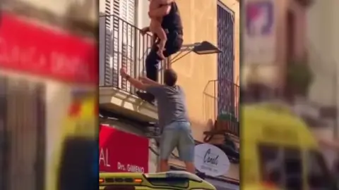 Rescatan a un niño encerrado en un balcón llorando, desnudo y al sol durante más de una hora en Badalona Rescatan a un niño encerrado en un balcón llorando, desnudo y al sol durante más de una hora en Badalona