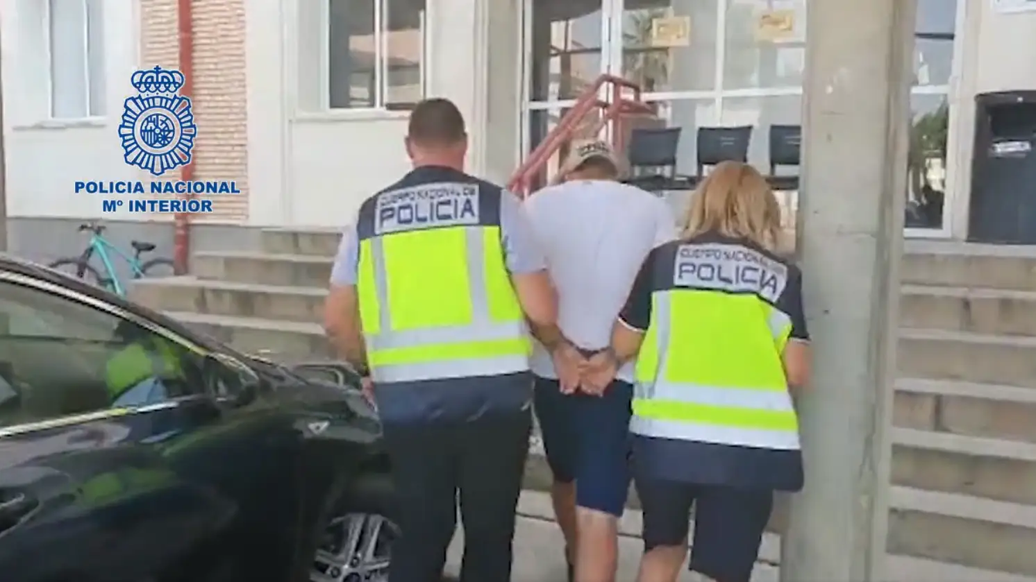 Momento en el que la Policía Nacional detiene a los 3 individuos Momento en el que la Policía Nacional detiene a los 3 individuos