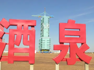 Foto del lanzamiento desde Jiuquan, en el norte de China, del cohete Larga Marcha 2F Foto del lanzamiento desde Jiuquan, en el norte de China, del cohete Larga Marcha 2F