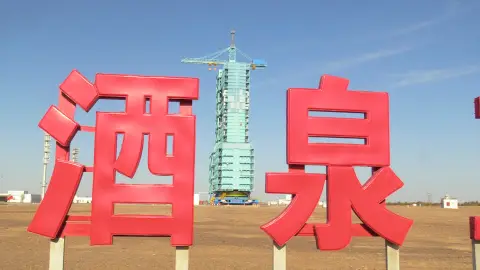 Foto del lanzamiento desde Jiuquan, en el norte de China, del cohete Larga Marcha 2F Foto del lanzamiento desde Jiuquan, en el norte de China, del cohete Larga Marcha 2F