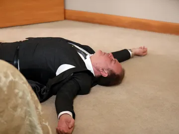 ¡Haluk muere tras sufrir un infarto y cae al suelo desplomado! ¡Haluk muere tras sufrir un infarto y cae al suelo desplomado!