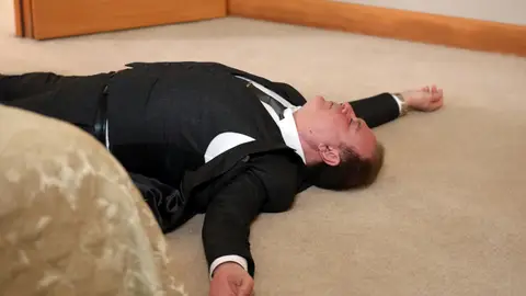 ¡Haluk muere tras sufrir un infarto y cae al suelo desplomado! ¡Haluk muere tras sufrir un infarto y cae al suelo desplomado!