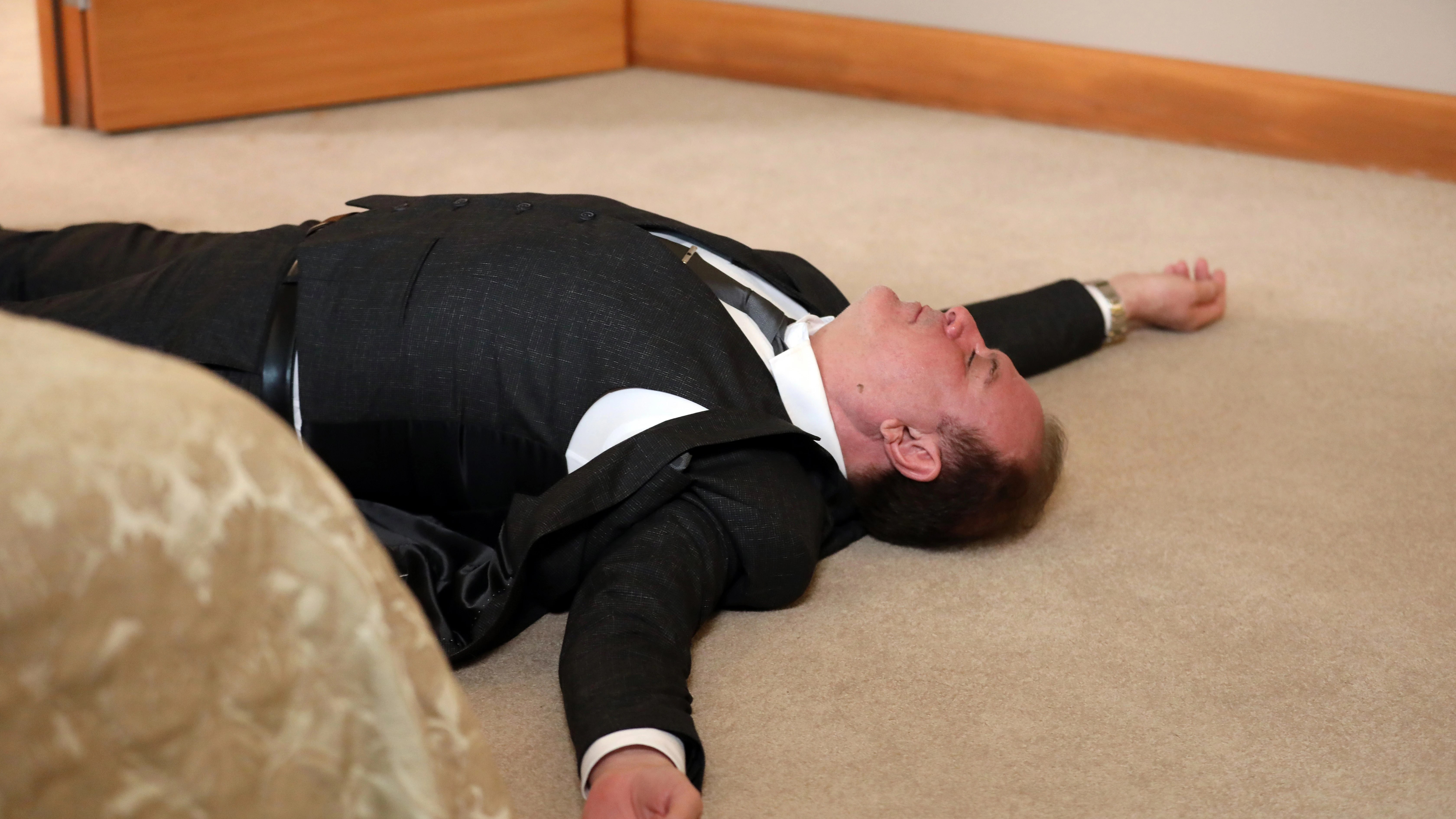 ¡Haluk muere tras sufrir un infarto y cae al suelo desplomado! ¡Haluk muere tras sufrir un infarto y cae al suelo desplomado!