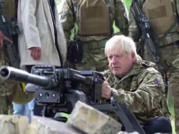 Boris Johnson se viste de militar y las imágenes dan la vuelta al mundo
