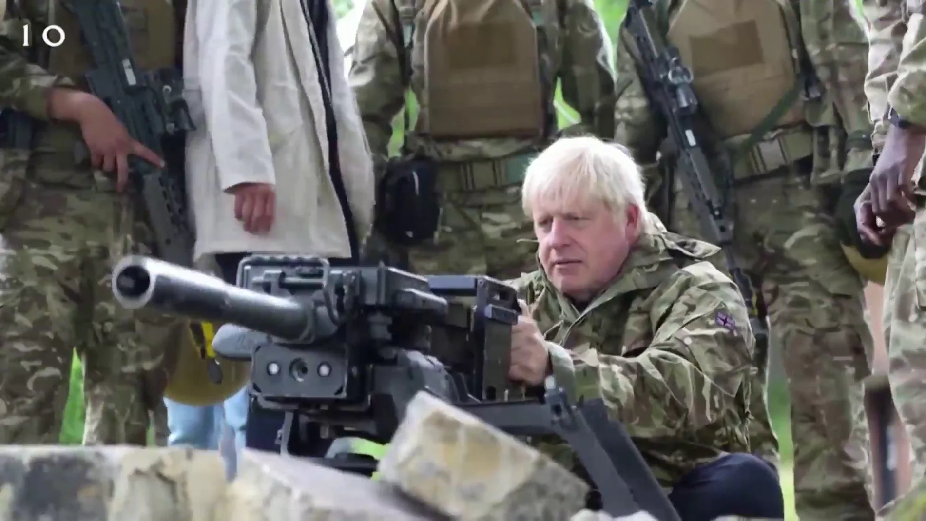 Boris Johnson se viste de militar y las imágenes dan la vuelta al mundo