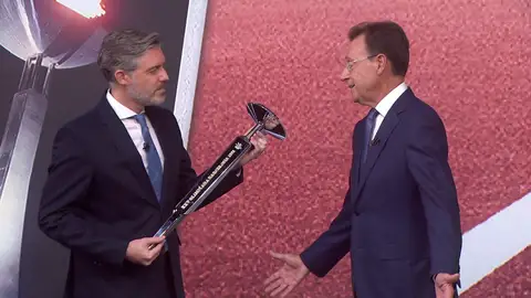 El emotivo momento en el que Matías Prats vuelve a coger la antorcha olímpica de los Juegos de Barcelona 30 años después El emotivo momento en el que Matías Prats vuelve a coger la antorcha olímpica de los Juegos de Barcelona 30 años después