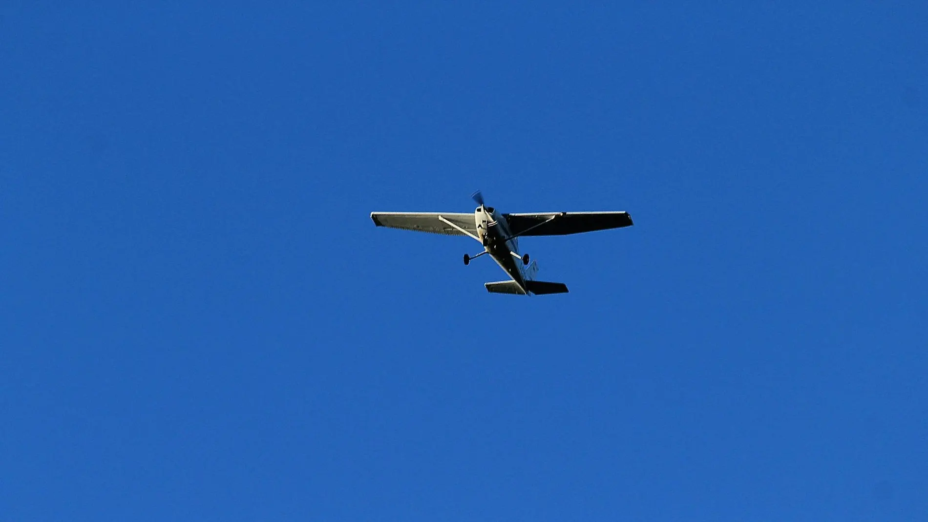 Imagen de archivo de una avioneta en el cielo