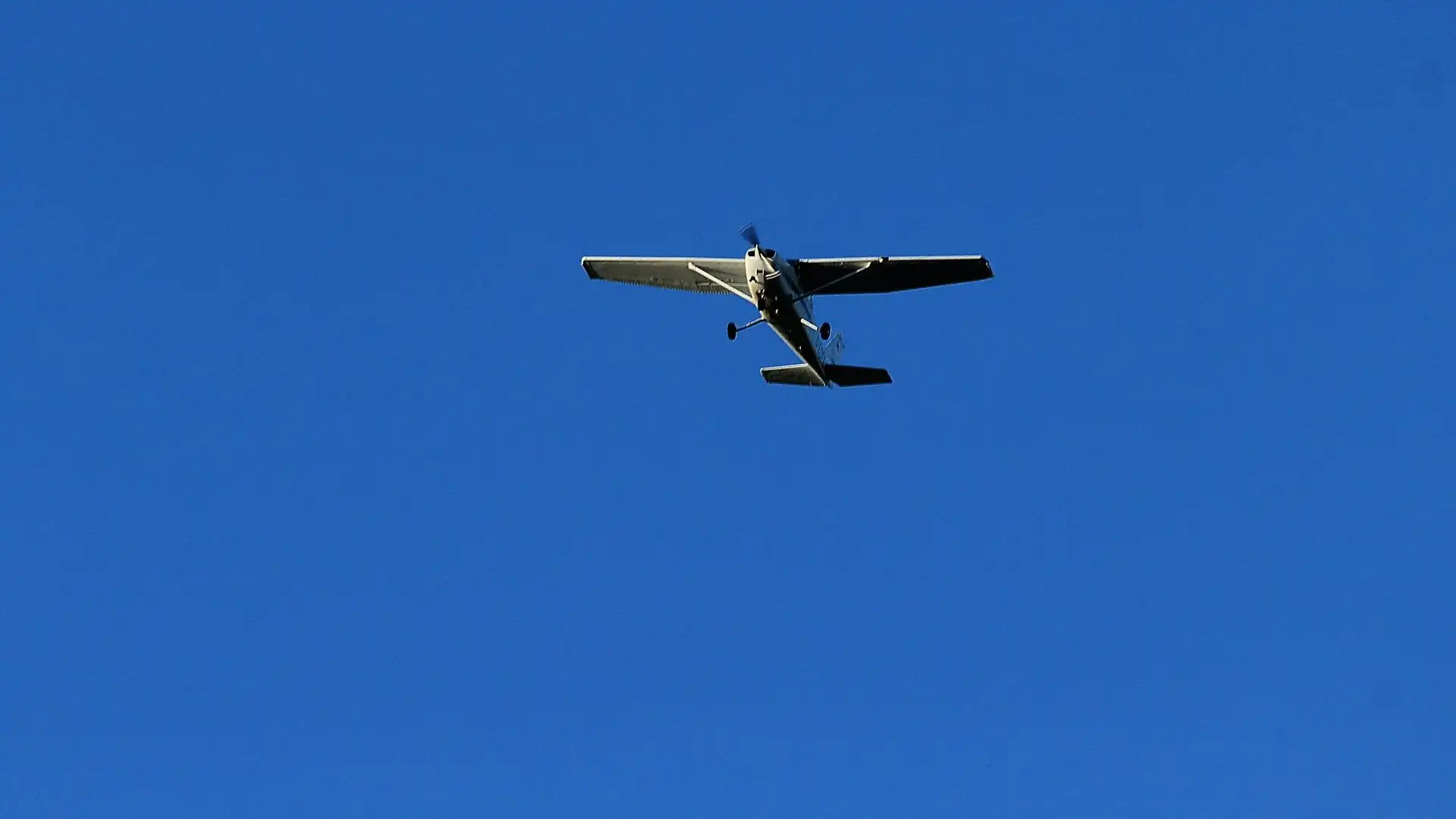 Imagen de archivo de una avioneta en el cielo Imagen de archivo de una avioneta en el cielo