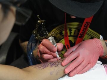 Foto de archivo de una persona haciendo un tatuaje