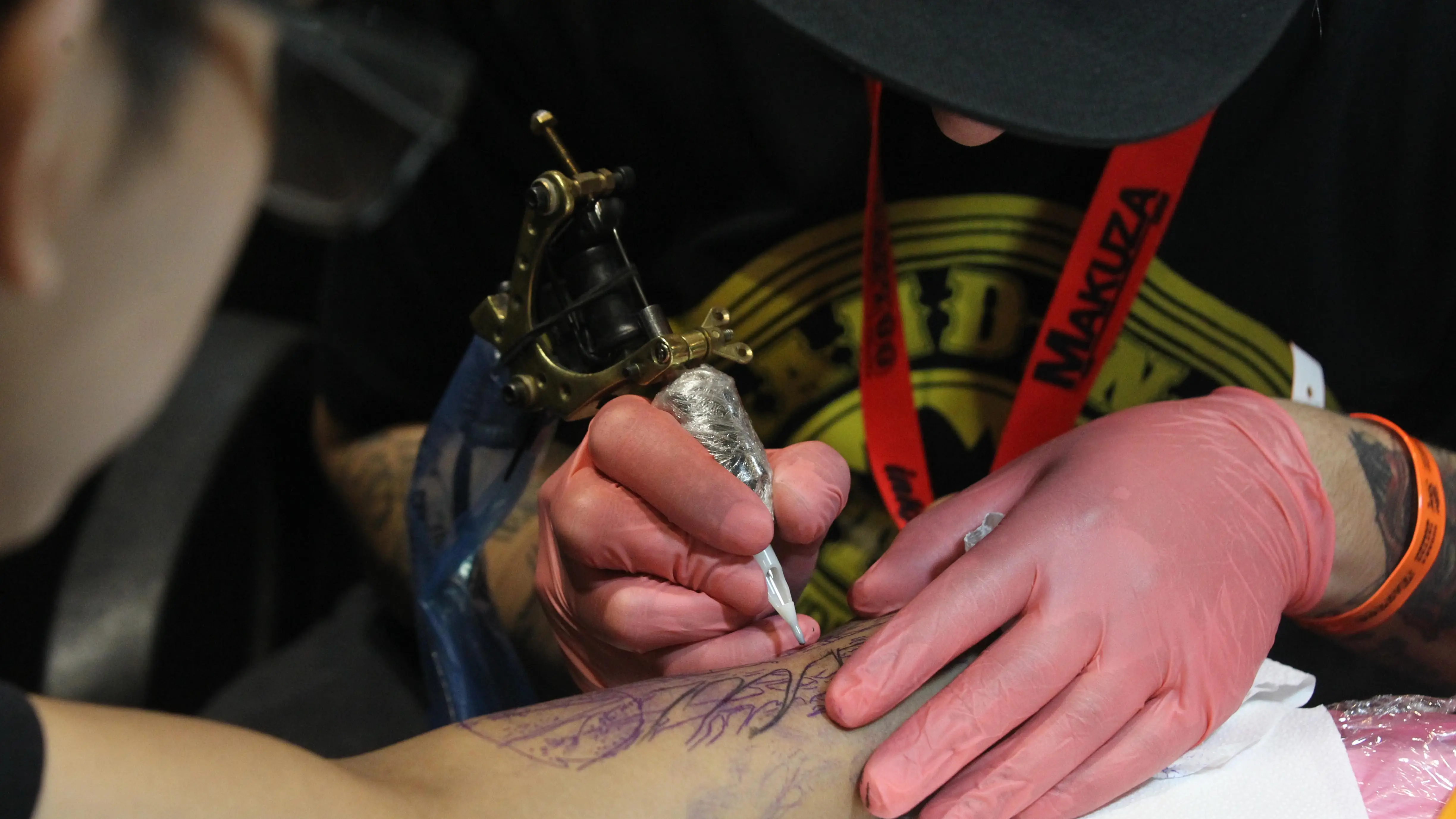 Foto de archivo de una persona haciendo un tatuaje
