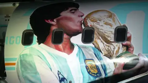 El universal homenaje de los seguidores de Maradona desde el espacio El universal homenaje de los seguidores de Maradona desde el espacio