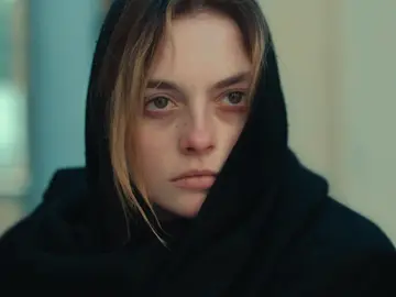 Derin, fuera de sí, tras ver a Asya en el entierro de su padre: "Tú lo mataste" Derin, fuera de sí, tras ver a Asya en el entierro de su padre: "Tú lo mataste"