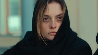 Derin, fuera de sí, tras ver a Asya en el entierro de su padre: 