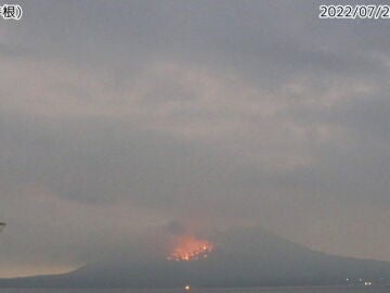 Una cámara de vigilancia de la Agencia Meteorológica de Japón muestra la erupción del volcán Sakurajima