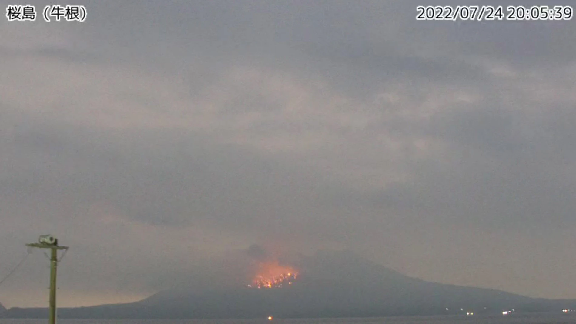 Una cámara de vigilancia de la Agencia Meteorológica de Japón muestra la erupción del volcán Sakurajima Una cámara de vigilancia de la Agencia Meteorológica de Japón muestra la erupción del volcán Sakurajima