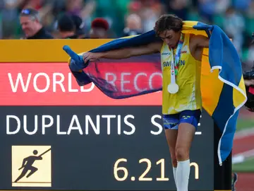 Duplantis rompe la historia y establece un nuevo récord mundial de pértiga con 6,21 metros Duplantis rompe la historia y establece un nuevo récord mundial de pértiga con 6,21 metros