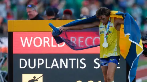 Duplantis rompe la historia y establece un nuevo récord mundial de pértiga con 6,21 metros Duplantis rompe la historia y establece un nuevo récord mundial de pértiga con 6,21 metros