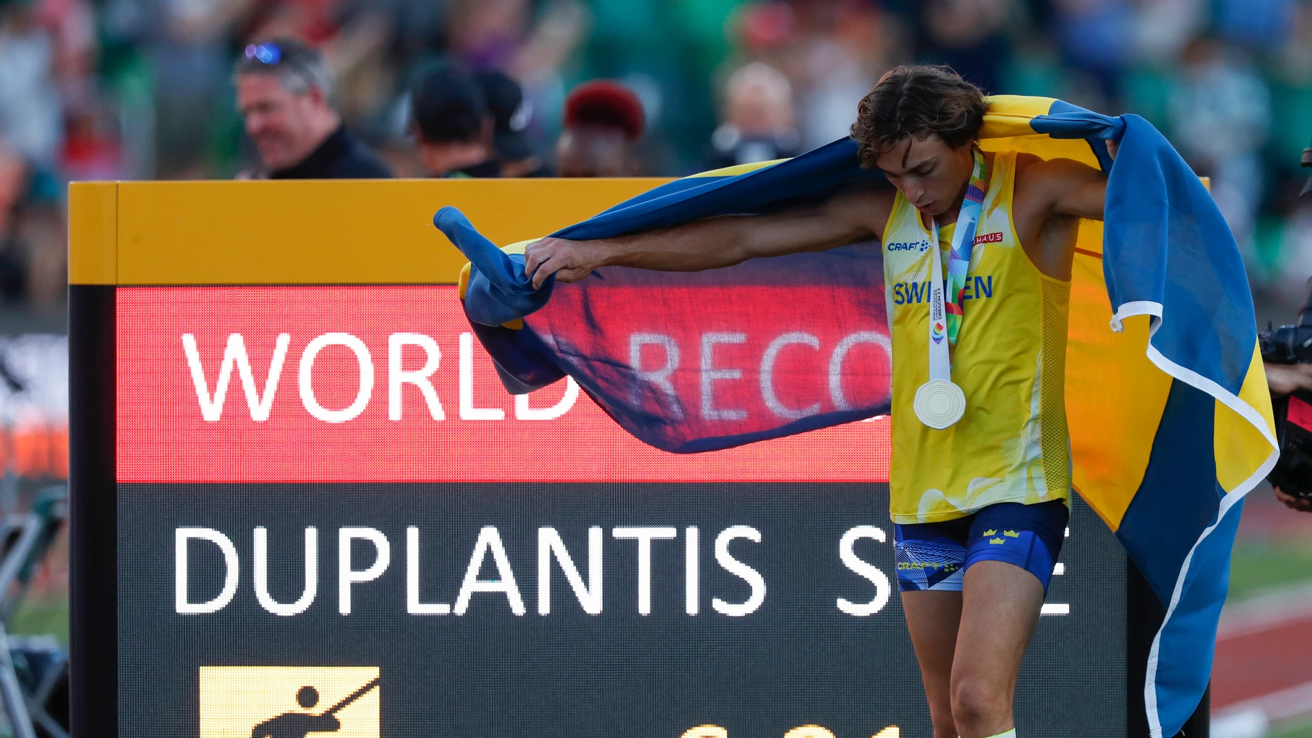 Duplantis rompe la historia y establece un nuevo récord mundial de pértiga con 6,21 metros