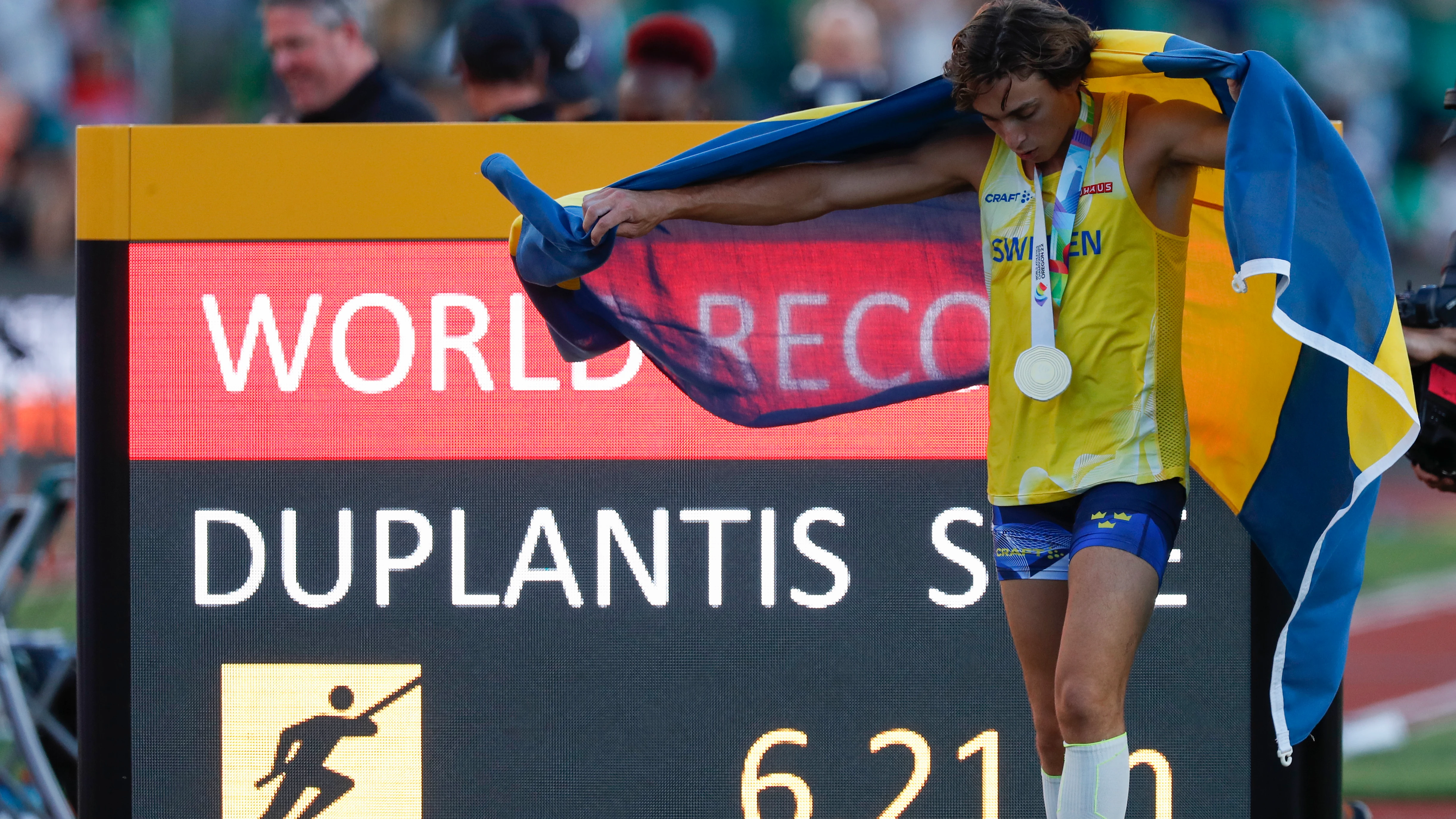 Duplantis rompe la historia y establece un nuevo récord mundial de pértiga con 6,21 metros Duplantis rompe la historia y establece un nuevo récord mundial de pértiga con 6,21 metros
