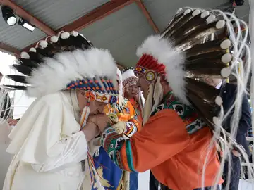 El papa Francisco con la comunidad indígena